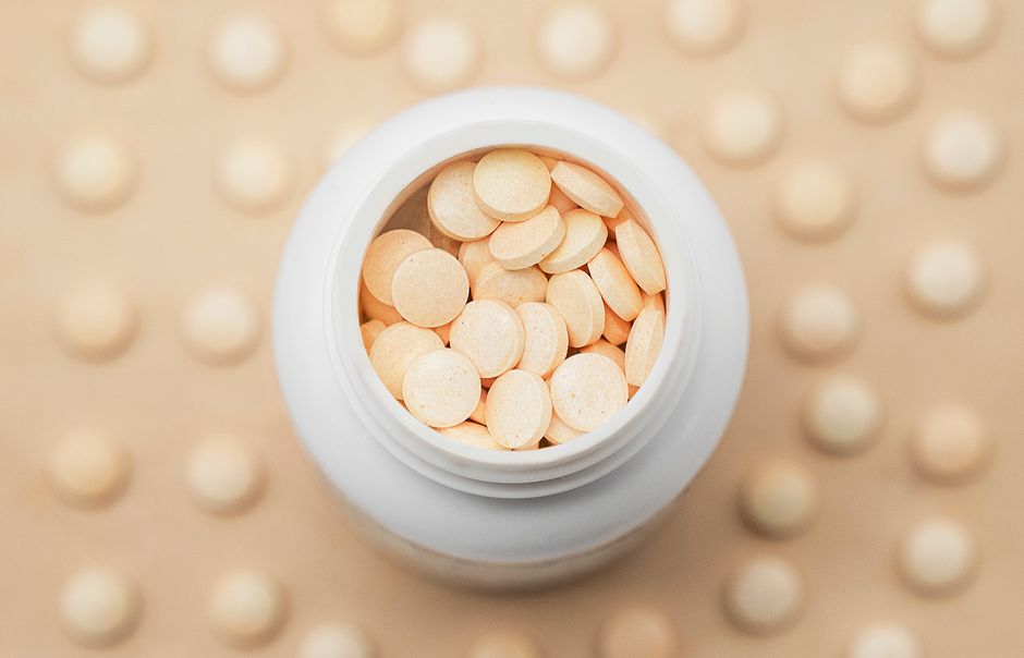 Vitamina B5 (acid pantotenic): rol în energie, glande suprarenale, carență rară